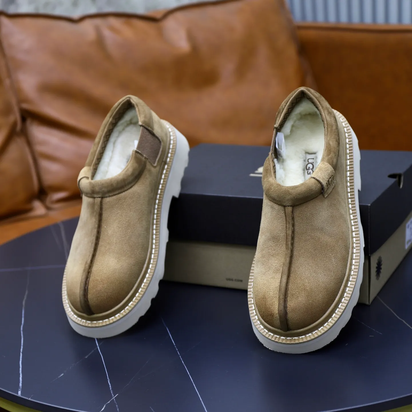 Ex-factory price: 580💰Thick wool imported from Australia Brand: UGG genuine purchasing agent Size: 39-45 Grade: Official website 1:1 Material: First layer of genuine leather waterproof and antifreeze upper Real wool lining Original non-slip soft wear-resistant outsole Style category: Men's casual shoes Trendy style Comfortable on the feet Color: Official website color synchronization